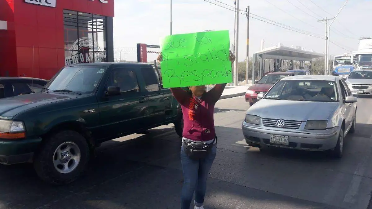 17 Antorchistas bloquean bulevar Torreón-Matamoros